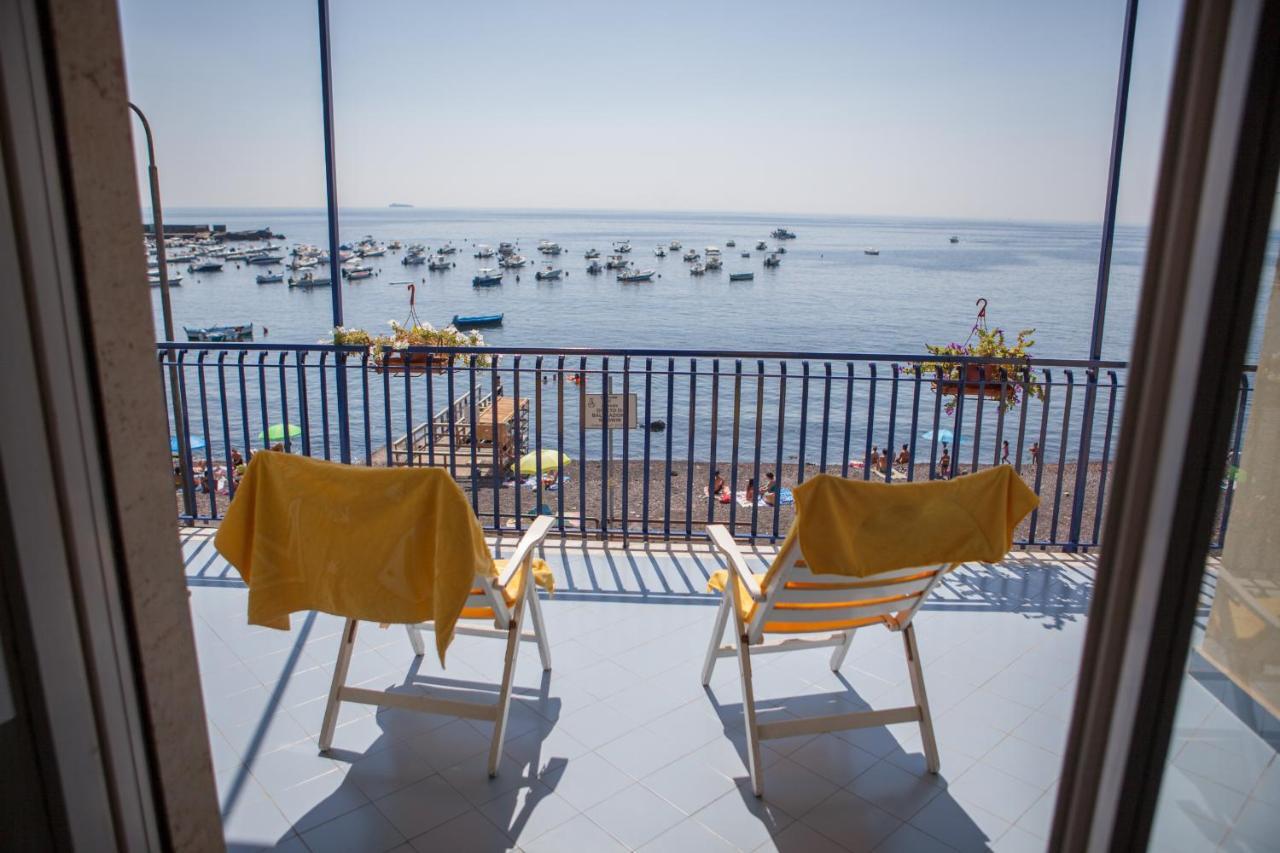 Un Tuffo Nella Baia Di Capomulini Acireale Exterior foto
